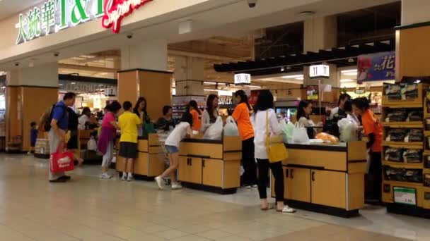 Kund som köper livsmedel vid t & t stormarknad inne i köpcentret metropolis — Stockvideo