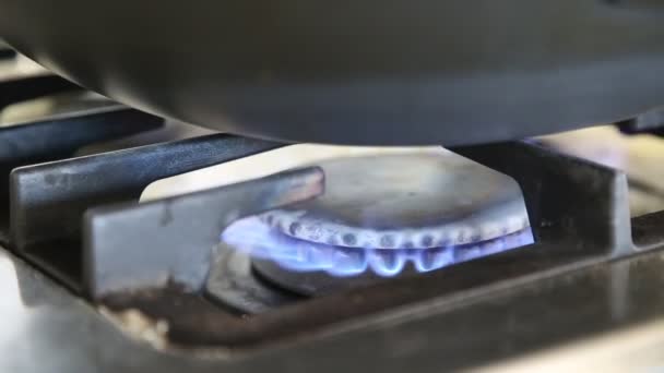 Gas fire burns with pan on top — Stock Video