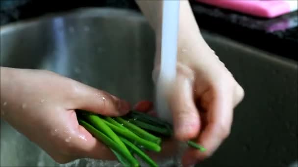 Close-up van vrouwelijke handen wassen groenten — Stockvideo