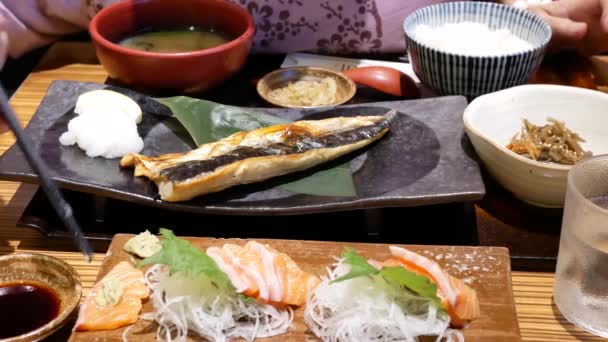Motion People Eating Salmon Sashimi Table Japanese Restaurant Resolution — Wideo stockowe
