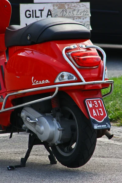 Красный скутер — стоковое фото