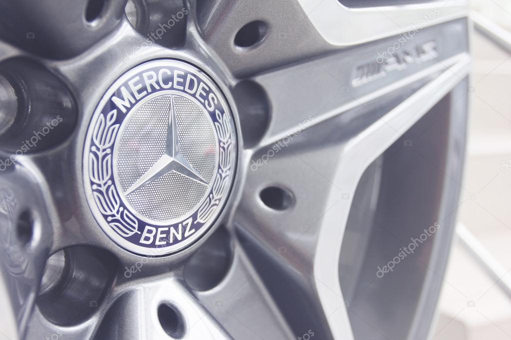 Mercedes-Benz wheel in daylight