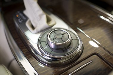 Arabayı kontrol paneli ve otomatik şanzıman