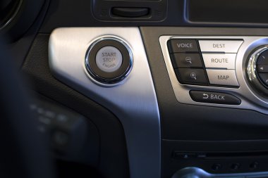 bir arabanın motoru Başlat Durdur düğmesini