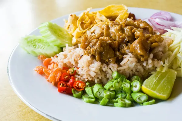 Karışık pirinç pişmiş karides ile masaya sos yapıştırın — Stok fotoğraf