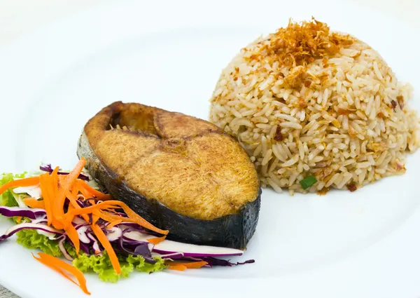 Ajo de arroz con pescado frito de caballa King — Foto de Stock