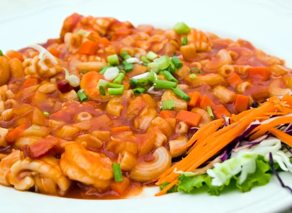 Stir fried macaroni with prawn and squid — Stock Photo, Image