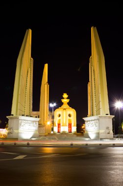 Demokrasi Anıtı gece Bangkok