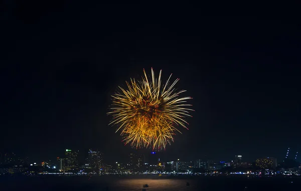 Firework reflect on water — Stock Photo, Image
