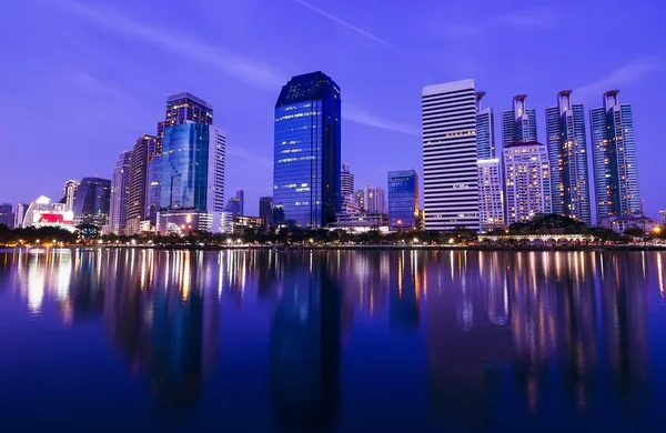 Bangkok dans la nuit avec le bâtiment — Photo