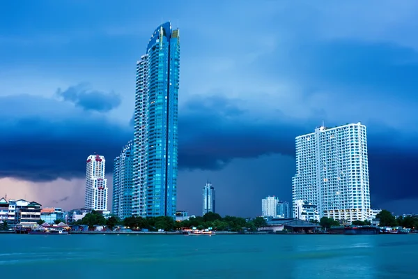 Řeky Chao phraya v prší den v Bangkoku — Stock fotografie