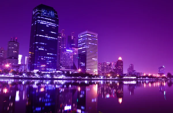 Gebouw weerspiegelen water in bangkok's nachts — Stockfoto