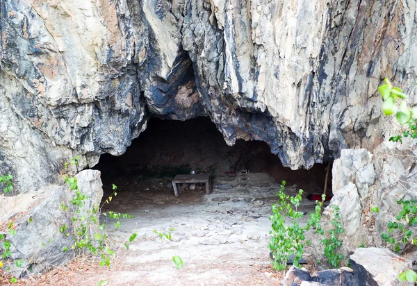 Grottan ingången i lan island på tayai beach — Stockfoto