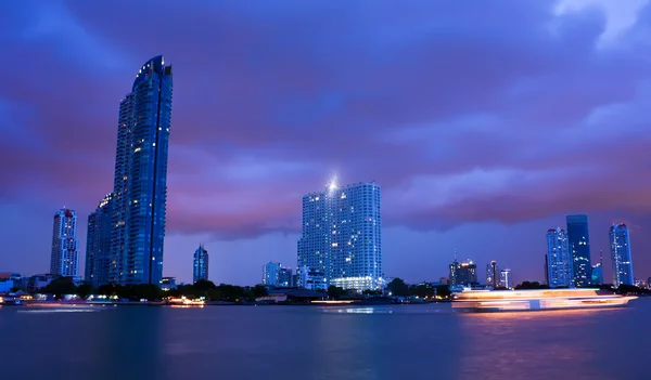 Fiume Chao Phraya nella notte nuvolosa — Foto Stock