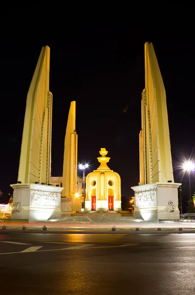 Памятник демократии ночью в Бангкоке — стоковое фото