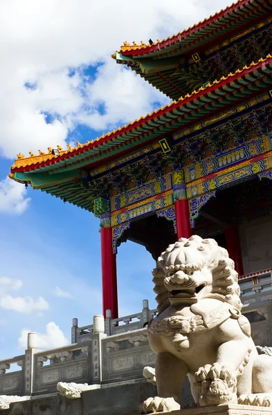 Tempio cinese con scultura — Foto Stock