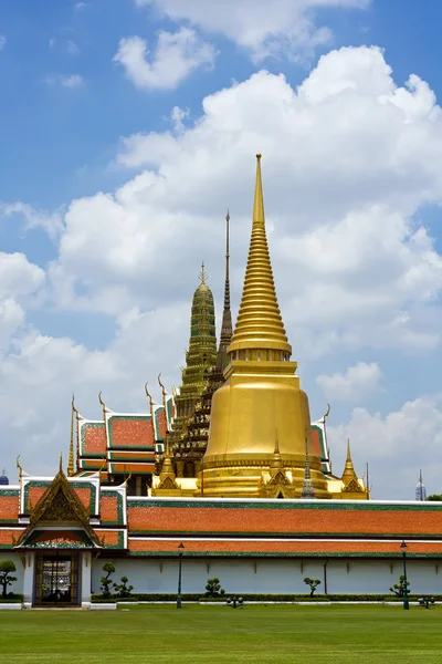 Emerald Buddha temple in Bangkok — Stock Photo, Image