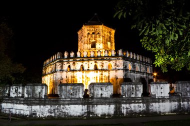 Fortaleza de sumen de phra POM en la noche