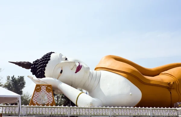 Buddha sdraiato con cielo — Foto Stock