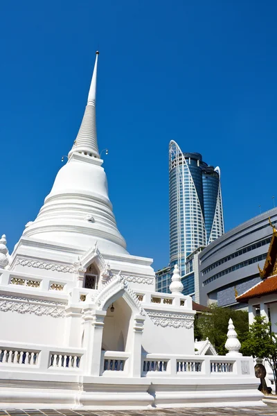 Temple versus modern shopping building in Bangkok — Stock Photo, Image