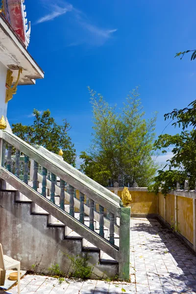 Tapınak Dağı'nda mavi gökyüzü ile