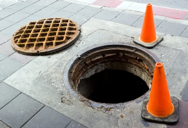 Manhole no banho de pés perto da rua — Fotografia de Stock
