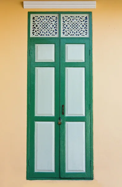 Puerta verde madera — Foto de Stock