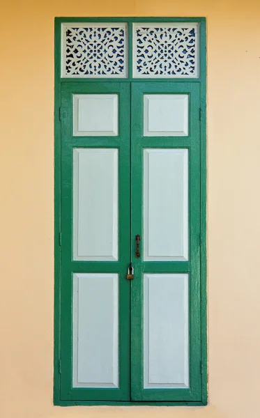 タイの木製ドアをロック — ストック写真