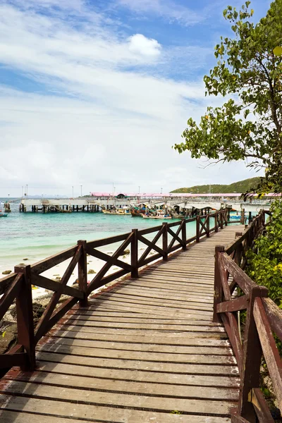 Bro till piren vid tawaen strand — Stockfoto