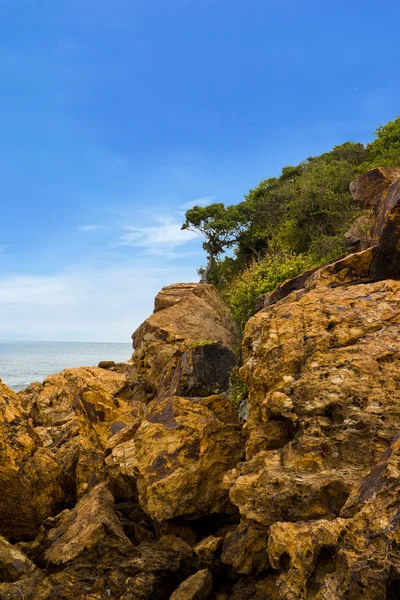 Cliff i lan island med blå himmel — Stockfoto