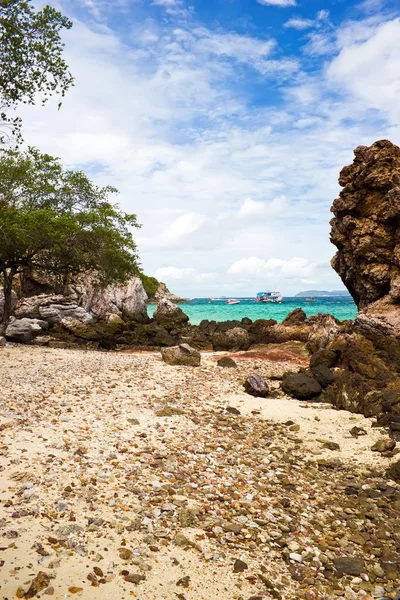Rock på tayai beach i chonburi lan ön — Stockfoto