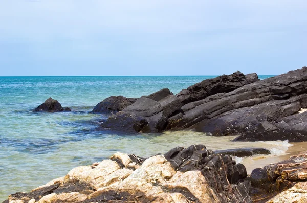 Rock och havet på samila beach — Stockfoto
