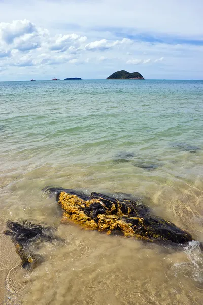 Plage de Samila avec Noo et Maew Islands — Photo