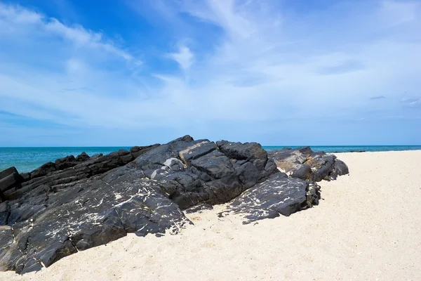 Playa de Samila con roca —  Fotos de Stock