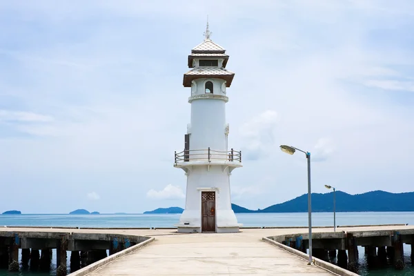 Faro blanco en embarcadero —  Fotos de Stock