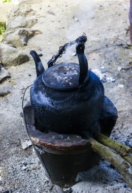 eski siyah kettle yanıyor