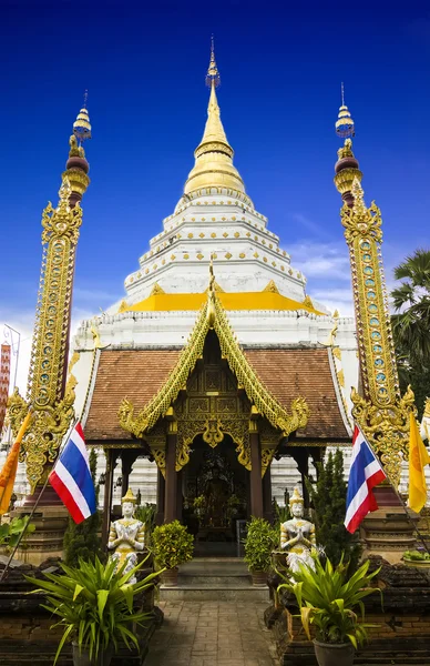 Thai temple in Myanmar style — Stock Photo, Image