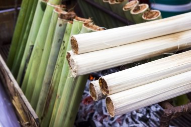 Tay tatlı, tatlı yapışkan pirinç içinde bambu stick