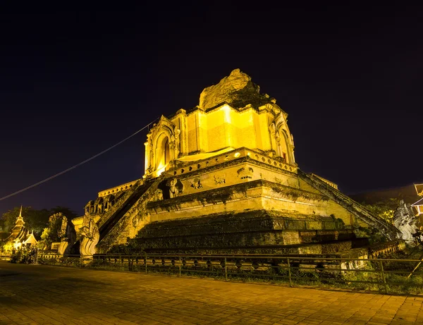 Wat Chedi Luang Chiang Mai in the night — Stock Photo, Image