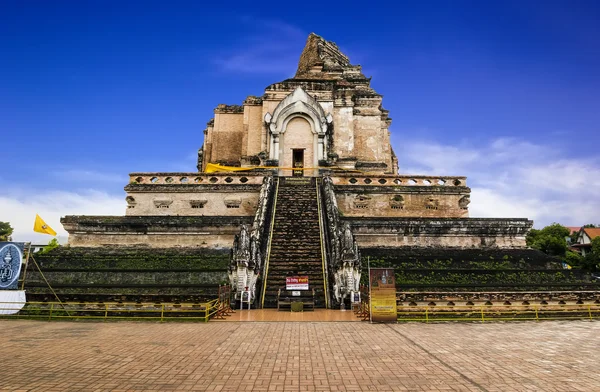 WAT chedi chiang mai mavi gökyüzü ile luang Tapınağı — Stok fotoğraf