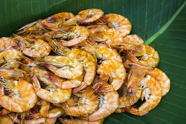 Camarones sobre hoja de plátano — Foto de Stock