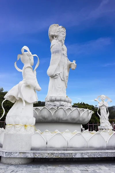 Vit guanyin staty på hat yai offentlig park — Stockfoto