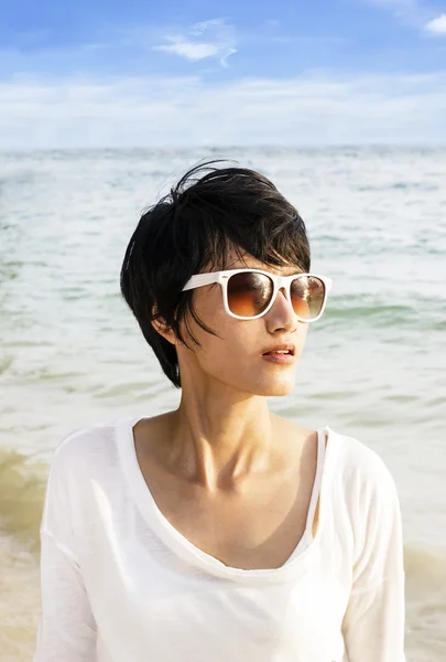 해변에서 아시아 여자 짧은 머리 스톡 이미지