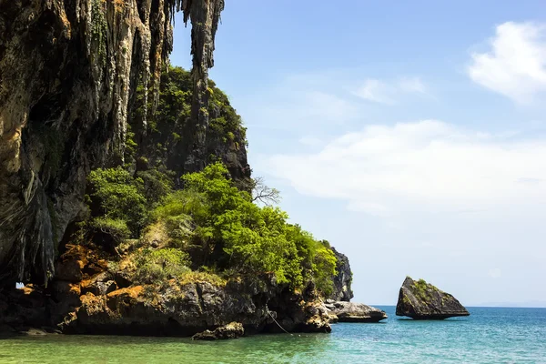 Grottan och vatten på phra nang beach — Stockfoto