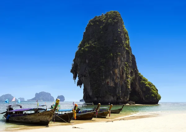 Båt och happy island — Stockfoto