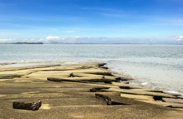 Cimetière de plage de coquillages fossiles, Le cimetière de coquillages à Krabi — Photo