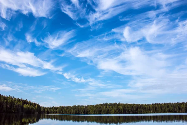 Nuvole di luce nel cielo blu — Foto Stock