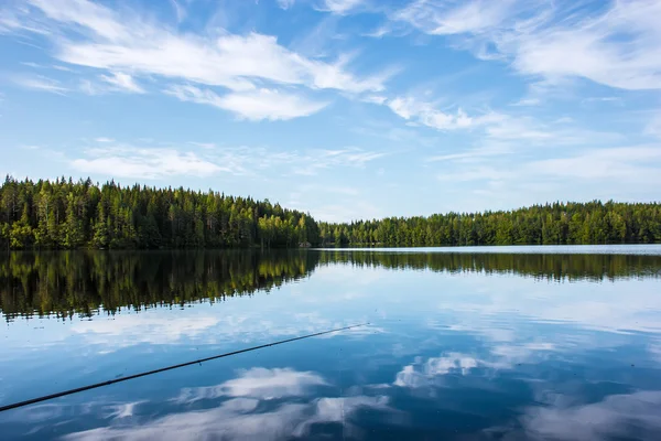 Himmel med vita moln återspeglas i vattnet — Stockfoto