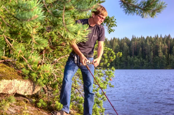 Balıkçı bir iplik üzerinde bir balık yakalamak — Stok fotoğraf