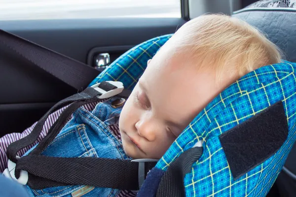 Lilla barnet sova i en bilbarnstol — Stockfoto